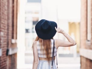 Una ragazza vista da dietro
