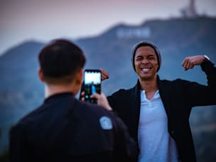 Un ragazzo che fa una foto a un altro