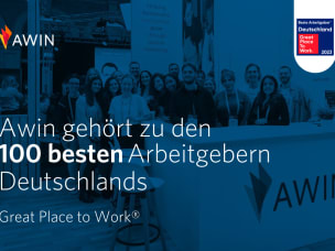 "Awin gehört zu den 100 besten Arbeitgebern Deutschlands - Great Places to Work" 2023 mit MitarbeiterInnen im Hintergrund
