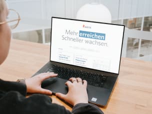 Laptop Bidlschirm, auf welchem "Mehr erreichen. Schneller wachsen." steht zu Awin's Winter Release an neuen Features