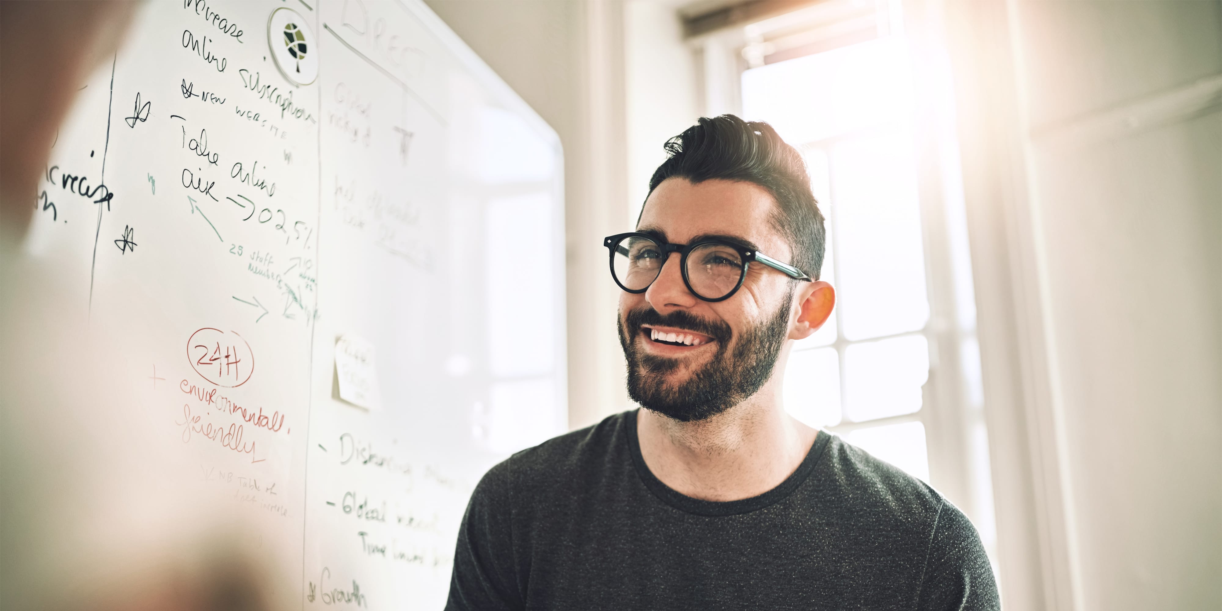 Titelbild für Infoseite “Bachelor Wirtschaftsinformatik”: Studierender vor Whiteboard