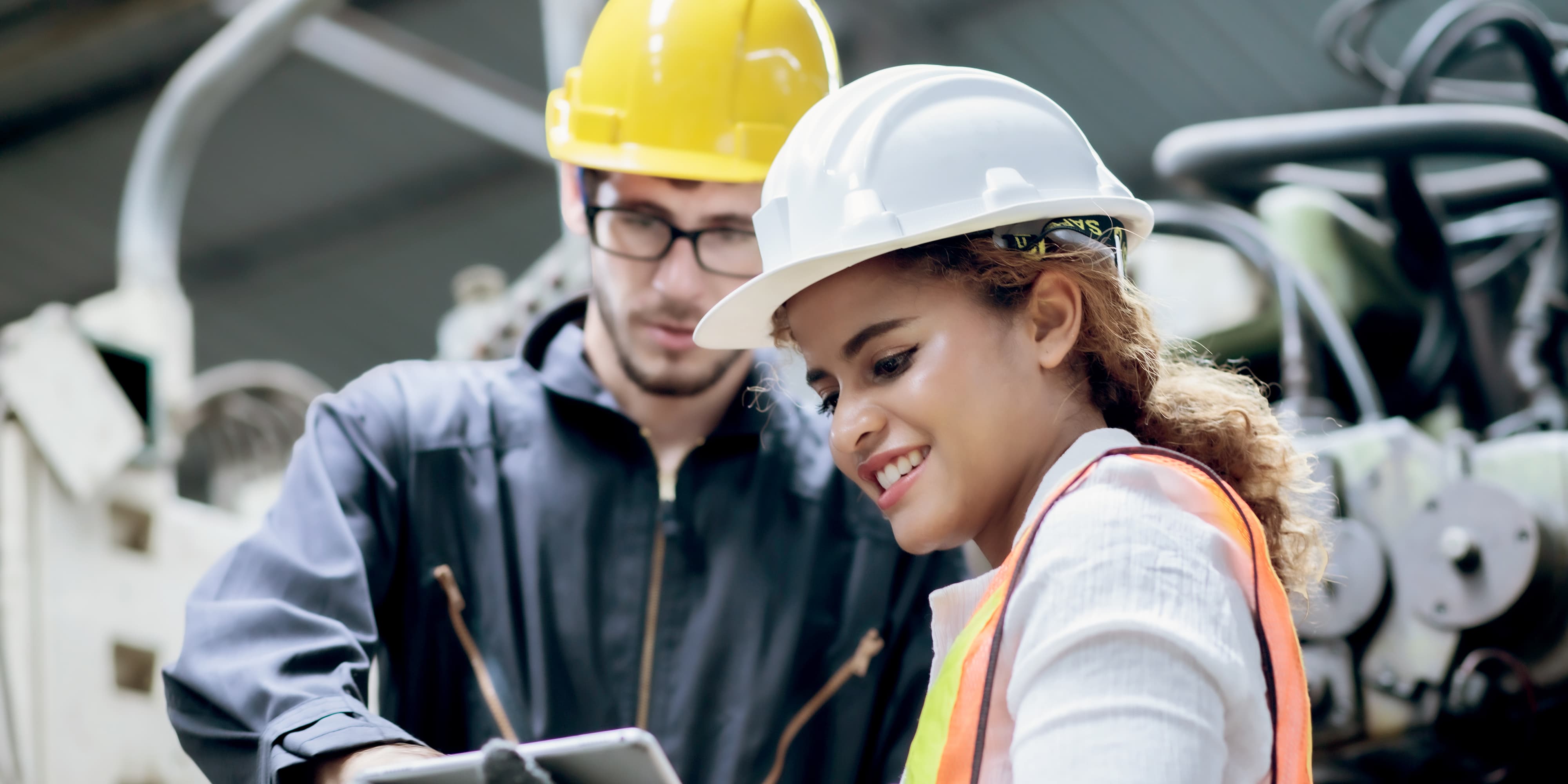 Titelbild für Infoseite “Bachelor Bauingenieurwesen”: Mitarbeiter in Produktionshalle