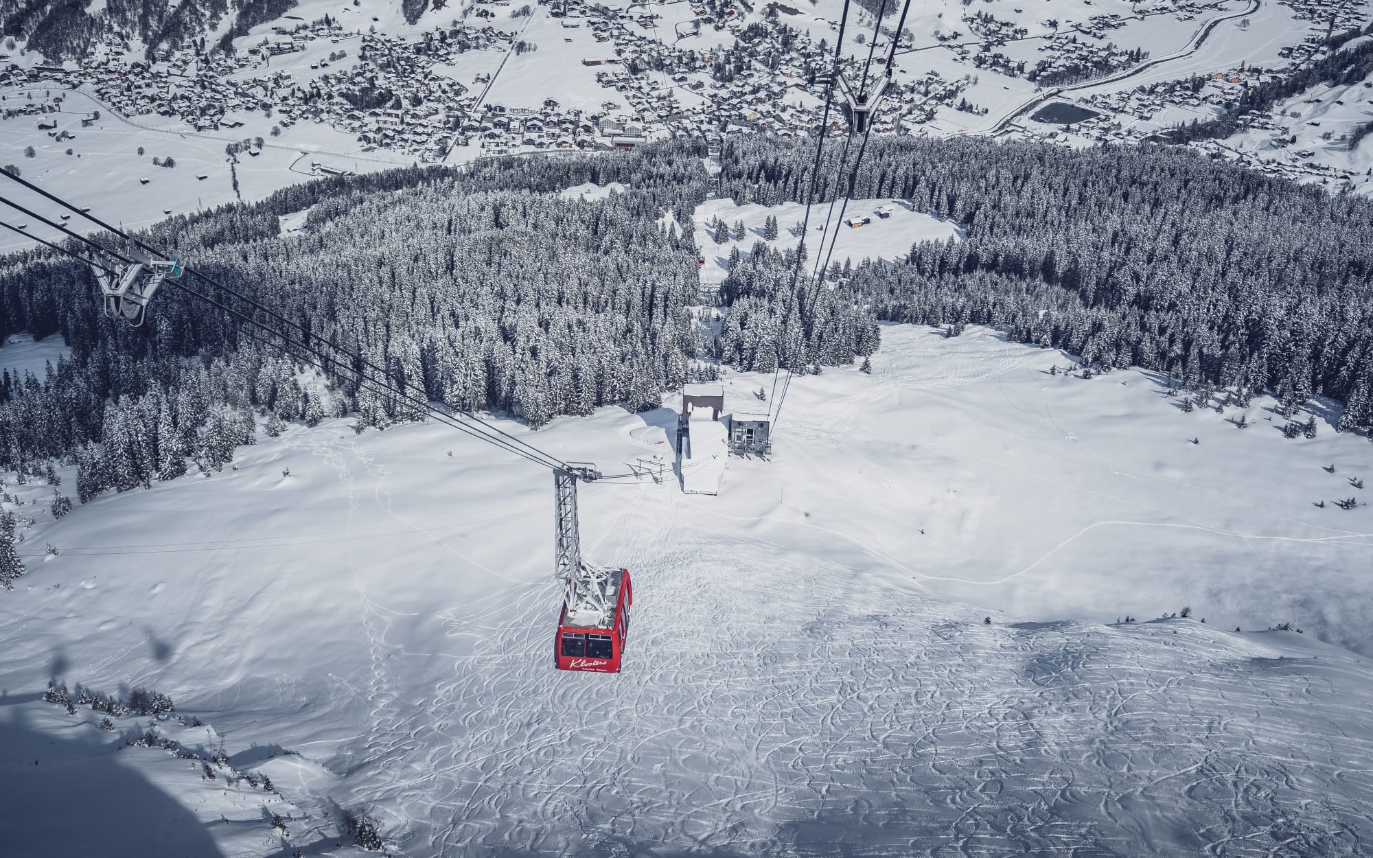Rote Klosters-Gondel in verschneiter Winterlandschaft