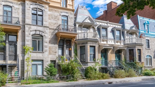 groupe de maisons de type victorienne